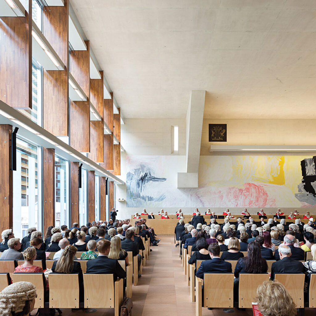 Banco courtroom filled with lawyers and judges. 